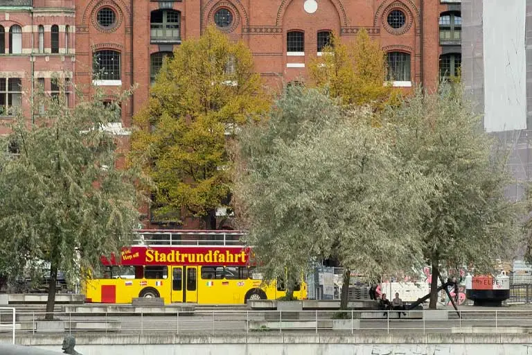 Doppeldecker-Oldtimer in Speicherstadt