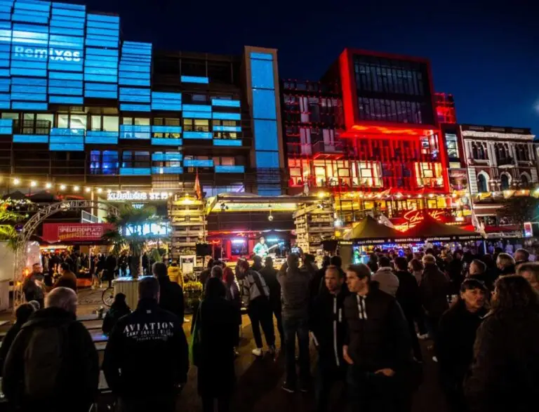 Reeperbahn-Spielbudenplatz-1024x783